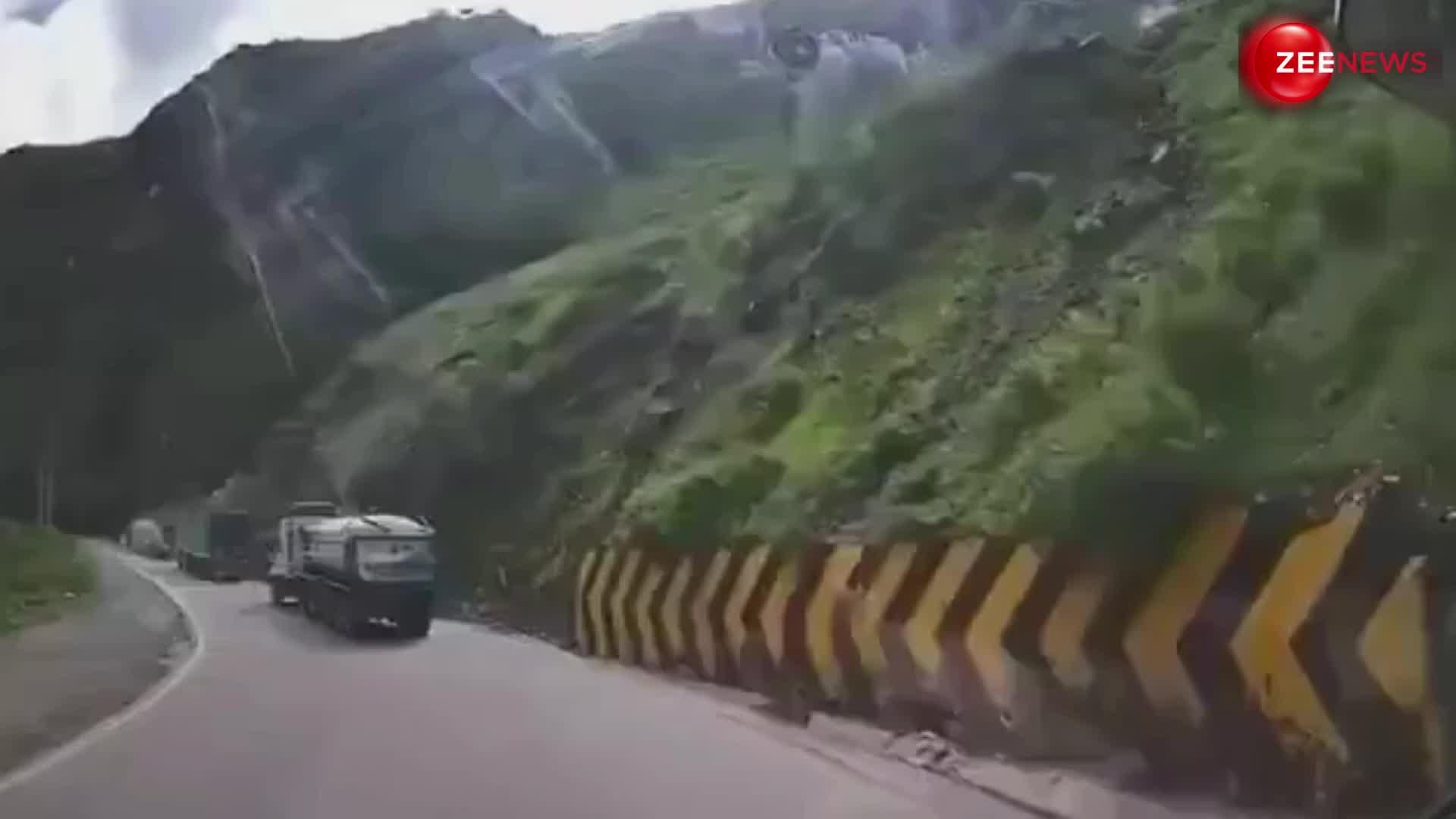 सड़क पर मजे से जा रहा था ट्रक, जब पहाड़ से गिरी आफत!