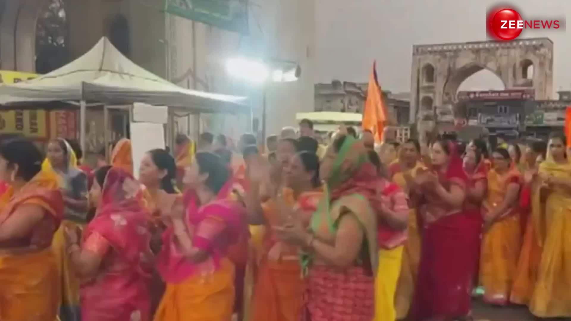 हैदराबाद: तेलंगाना के 'श्री भाग्य लक्ष्मी मंदिर' में 'राम आएंगे तो अंगना सजाऊंगी' भजन गाते हुए लोगों का वीडियो हो रहा है वायरल