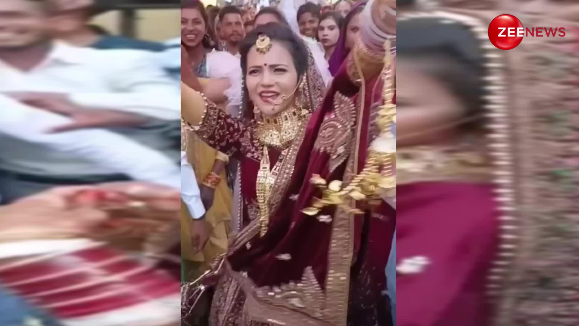 Viral Wedding Video! एक दूसरे को देखते ही बंदर की तरह नाचने गए दूल्हा-दुल्हन, किया ऐसा डांस कि टूटने पर गया गया स्टेज