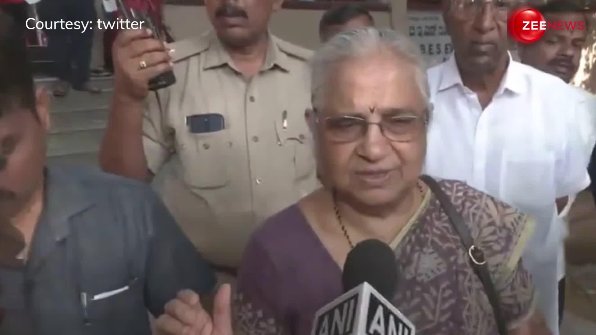 बेंगलुरु: वोट डालने पहुंचीं Sudha Murthy कहा- घर पर मत बैठो, बाहर आओ और वोट करो, अपना नेता चुनो...