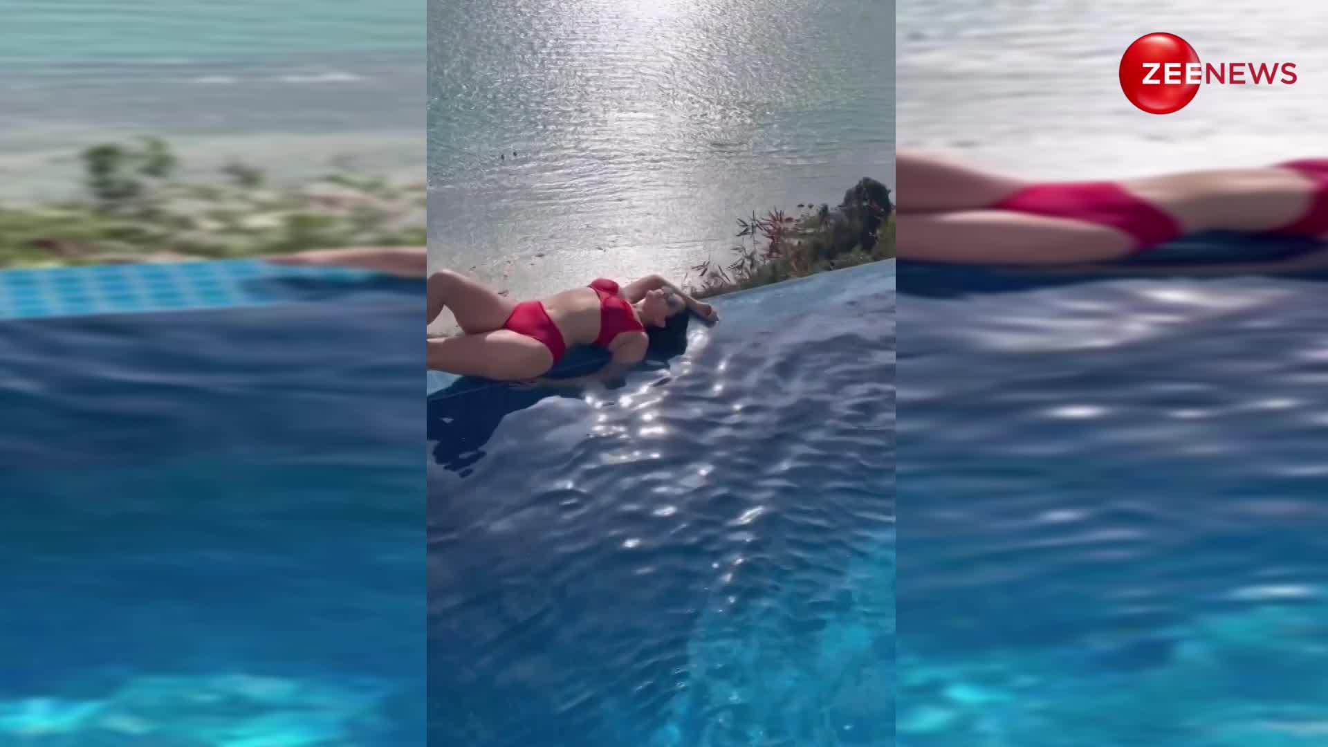 रेड कलर की बिकिनी पहन तपती गर्मी में पूल बाथ लेती नजर आईं Sunny Leone, वायरल हुआ वीडियो