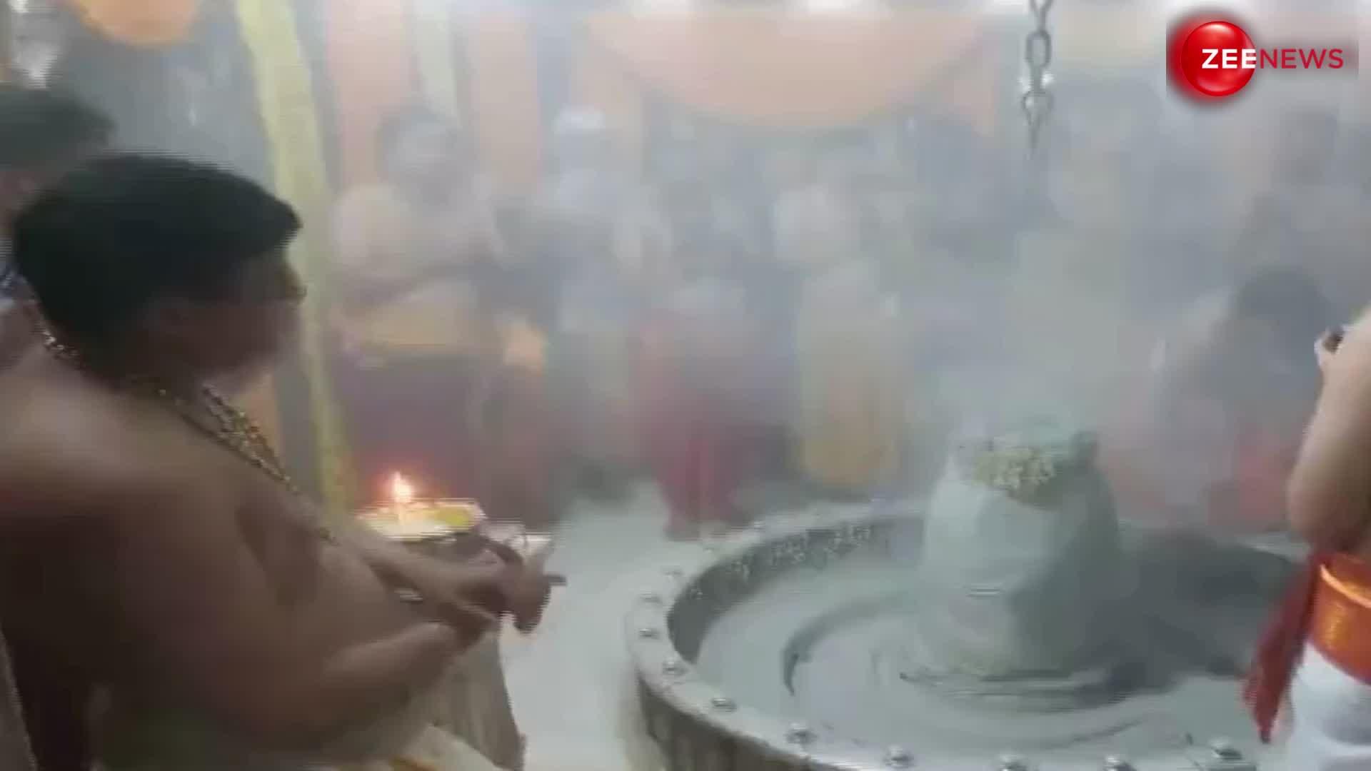 मध्य प्रदेश: उज्जैन के श्री महाकालेश्वर मंदिर में हुई 'भस्म आरती', देखें ये वीडियो